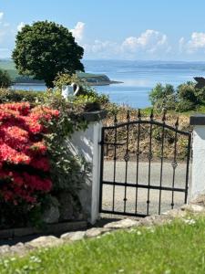 una puerta con flores y vistas al agua en Seaview Bungalow, en Donegal