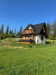een huis op een heuvel met een groen veld bij WierchoHouse in Groń