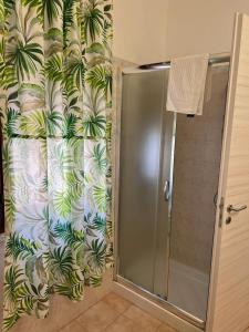 um chuveiro na casa de banho com uma cortina de chuveiro em A Due Passi dal Centro em Favignana