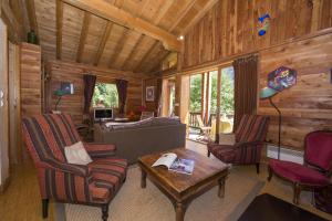 ein Wohnzimmer mit einem Sofa und einem Tisch in der Unterkunft Chalet Beugeant - Happy Rentals in Chamonix-Mont-Blanc