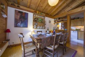 eine Küche und ein Esszimmer mit einem Holztisch und Stühlen in der Unterkunft Chalet Beugeant - Happy Rentals in Chamonix-Mont-Blanc