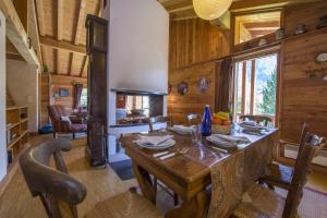 eine Küche und ein Esszimmer mit einem Tisch und Stühlen in der Unterkunft Chalet Beugeant - Happy Rentals in Chamonix-Mont-Blanc