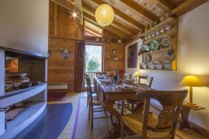 ein Esszimmer mit einem langen Tisch und einem Kamin in der Unterkunft Chalet Beugeant - Happy Rentals in Chamonix-Mont-Blanc