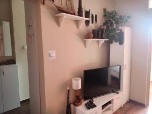 a living room with a flat screen tv on a white cabinet at Atrakcyjne Matejki in Świnoujście