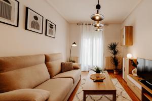 een woonkamer met een bank en een tv bij Apartamento Juzgados in Logroño