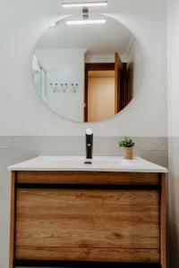 een badkamer met een wastafel en een spiegel bij Apartamento Juzgados in Logroño