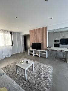 ein Wohnzimmer mit einem Sofa und einem Tisch in der Unterkunft Apartment 4 confort&modern in Arad