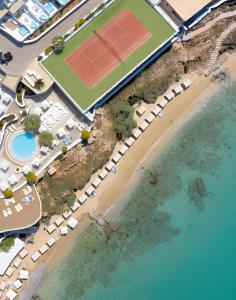 una vista aérea de una pista de tenis en la playa en Saint John Hotel Villas & Spa en Agios Ioannis Mykonos
