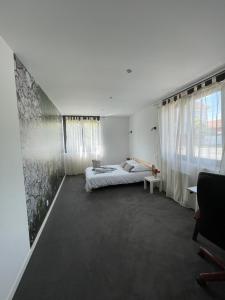 a bedroom with a bed and a large window at Apartment 4 confort&modern in Arad
