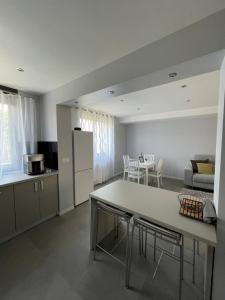 una cucina e un soggiorno con tavolo e sedie di Apartment 4 confort&modern a Arad
