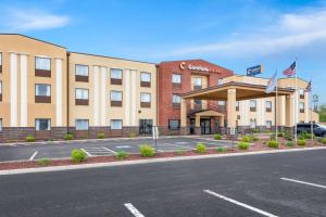 an image of the front of a hotel at Comfort Suites Columbus in Columbus