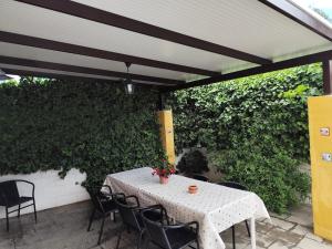 mesa con sillas y mantel blanco en Casa Villazo I, en Almáchar