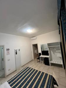 una camera con letto e un bagno con lavandino di Hotel Alessander a Milano