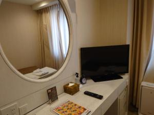 Hotel Relief SAPPORO SUSUKINO - Vacation STAY 22956vにあるテレビまたはエンターテインメントセンター