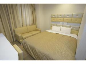 سرير أو أسرّة في غرفة في Hotel Relief SAPPORO SUSUKINO - Vacation STAY 22960v