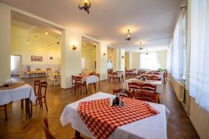 a restaurant with tables and chairs in a room at Dom Wypoczynkowy Rybniczanka-Wanda Lądek-Zdrój w górach in Lądek-Zdrój