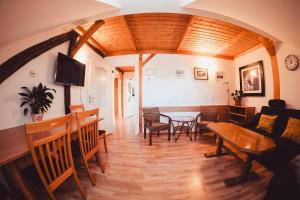 uma sala de estar com uma mesa e um sofá em Chata Adélka em Boží Dar mais 36 fotografias
