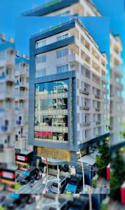 un grande edificio con un parcheggio di fronte di Grand Gulluk Hotel & Spa a Antalya (Adalia)