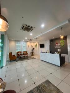 um quarto grande com um grande piso de azulejo branco em Lovita Hotel Kuantan em Kuantan