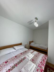 um quarto com uma cama com toalhas em Kompleksi Zorgji em Theth
