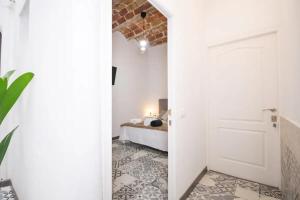 uma sala com um quarto com uma cama e uma porta em Apartahotel Casa Batito em L'Hospitalet de Llobregat