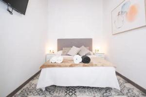 um quarto com uma cama com dois bichos de peluche em Apartahotel Casa Batito em L'Hospitalet de Llobregat