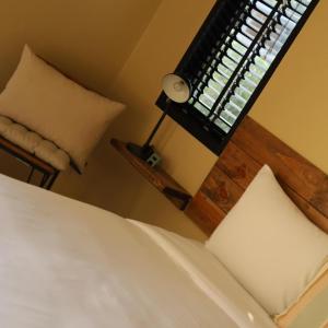 Intha Resort في Ban Khao Lao: غرفة نوم بسرير ونافذة بها مصباح
