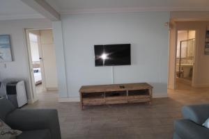 een woonkamer met een tv aan de muur bij Vista Del Mar 1 in Saint Michaelʼson Sea