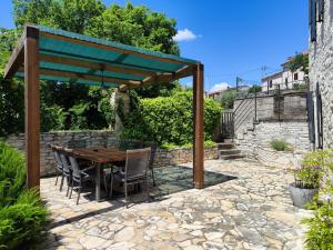 Aed väljaspool majutusasutust Casa 42 pet friendly for 9 people in Central Istria with salt - water pool