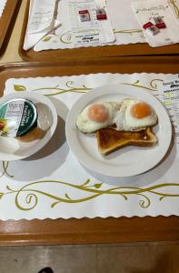 une assiette avec deux œufs au dessus du pain grillé dans l'établissement Colonial Motor Inn, à West Wyalong