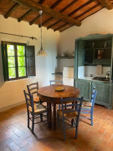 una cucina con tavolo e sedie in una stanza di Podere Lupinati a Panzano