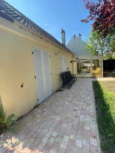 オーボンヌにあるmaison familiale eaubonneの家屋裏庭の中庭