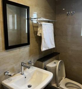 Ванна кімната в ANT Biz Rooms Near Chennai Trade Centre