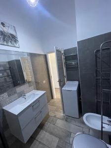 une salle de bains avec lavabo, toilettes et miroir dans l'établissement Suite Poseidon Golf & Ocean View, à San Miguel de Abona