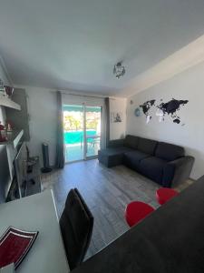 uma sala de estar com um sofá e uma mesa em Suite Poseidon Golf & Ocean View em San Miguel de Abona