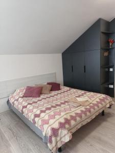 een slaapkamer met een bed en een zwarte kast bij Family Apartments Dorobok in Lviv
