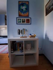 biała półka z książkami w pokoju w obiekcie Villa Sabry w mieście Turriaco