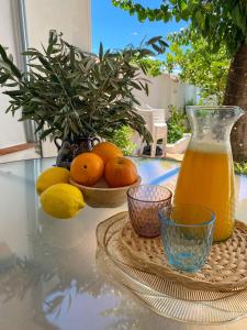 - une table avec des oranges et une carafe de jus d'orange dans l'établissement La Villa, Alojamiento Rural, à Iznájar
