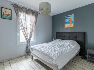 a bedroom with a bed and a window at Maison climatisée à Parentis-en-Born, 3 chambres, jardin, proche centre et activités, ménage inclus - FR-1-319-554 in Parentis-en-Born
