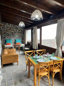 Casa Canaria في تيلدي: غرفة معيشة مع طاولة وكراسي