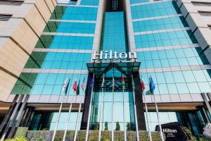 Blick auf das Hügelhotel in Dublin in der Unterkunft Hilton Bahrain in Manama
