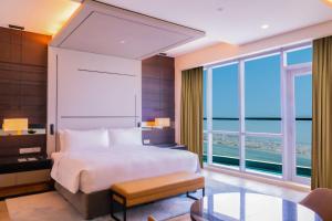 Hilton Bahrain客房内的一张或多张床位