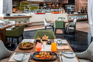 Hilton Bahrain في المنامة: طاولة عليها أطباق من الطعام في مطعم