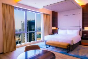 Hilton Bahrain客房内的一张或多张床位