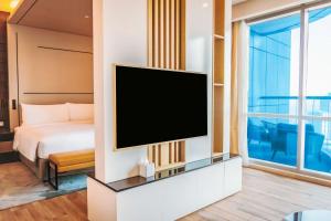 Hilton Bahrain的电视和/或娱乐中心