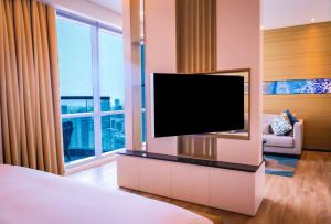 Hilton Bahrain的电视和/或娱乐中心