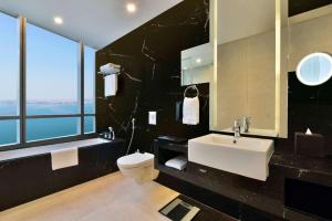 Hilton Bahrain的一间浴室