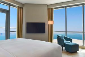 Hilton Bahrain的电视和/或娱乐中心