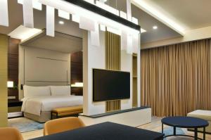 Hilton Bahrain的电视和/或娱乐中心