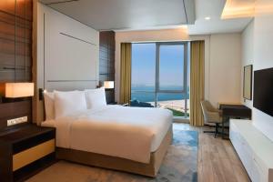 Hilton Bahrain的电视和/或娱乐中心